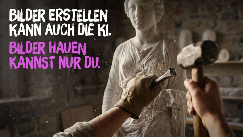 Kampagnenmotiv: Hände bearbeiten mit Hammer und Meißel eine steinerne Figur. Text: Bilder erstellen kann auch die KI. Bilder hauen kannst nur du.